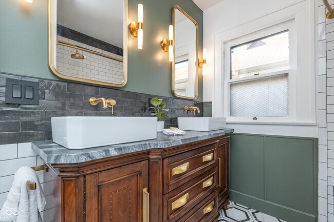 Building Photo - 322 E 37th St