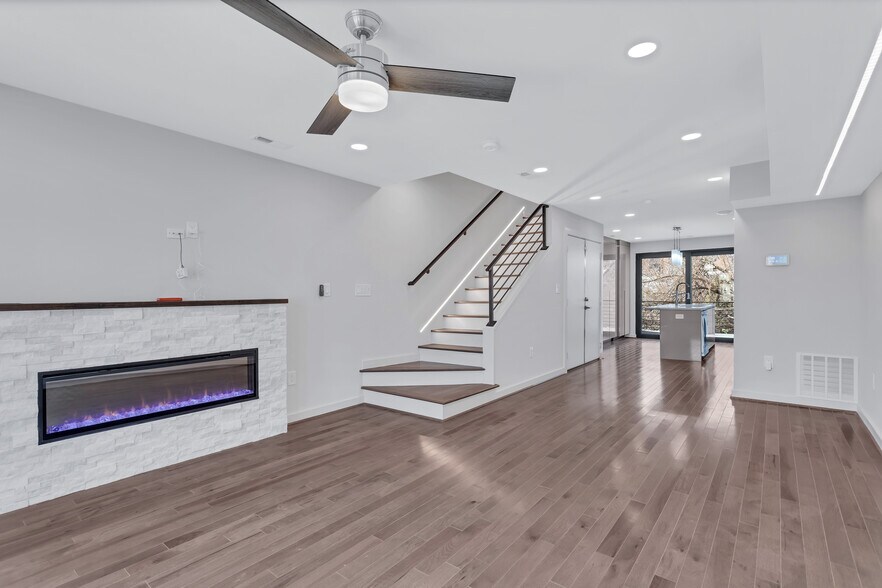 Building Photo - 909 I St NE