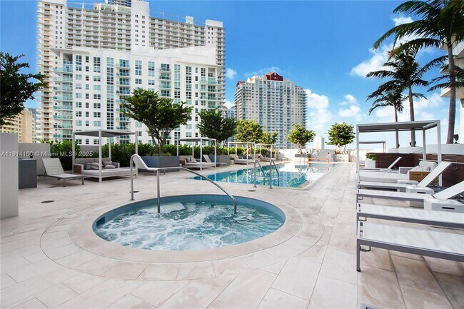 Building Photo - 1300 Brickell Bay Dr