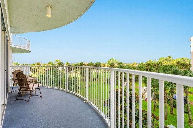 Building Photo - Furnished Waterfront 2 Bedroom Condo