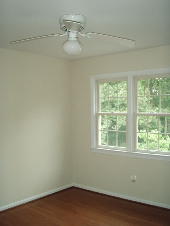 Building Photo - Classic 4 Bed 3.5 Bath Brick Townhome With...