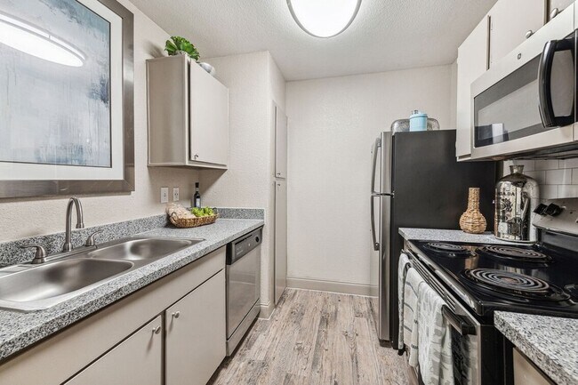 Building Photo - 10751 Meadowglen Ln