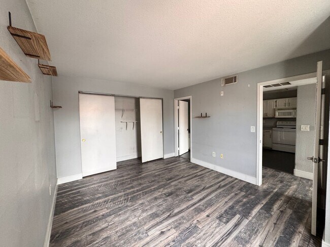Building Photo - 2nd Floor 2 Bedroom Condo in Gated Community
