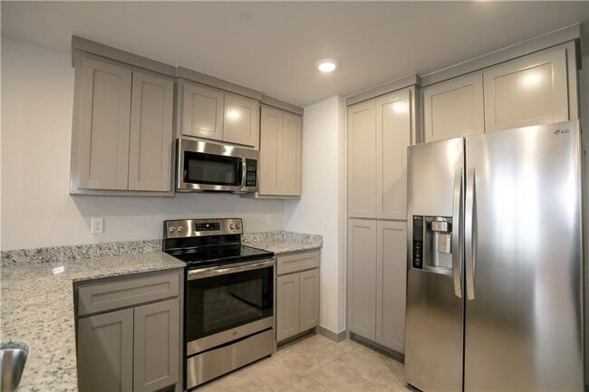 Building Photo - Welcome To Your Next Home In A Fabulous Central Location