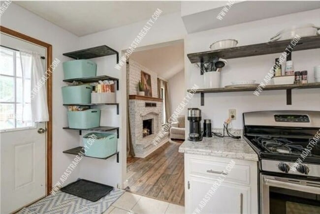 Building Photo - Gorgeous Blue Springs Home-Available in SEPTEMBER!!