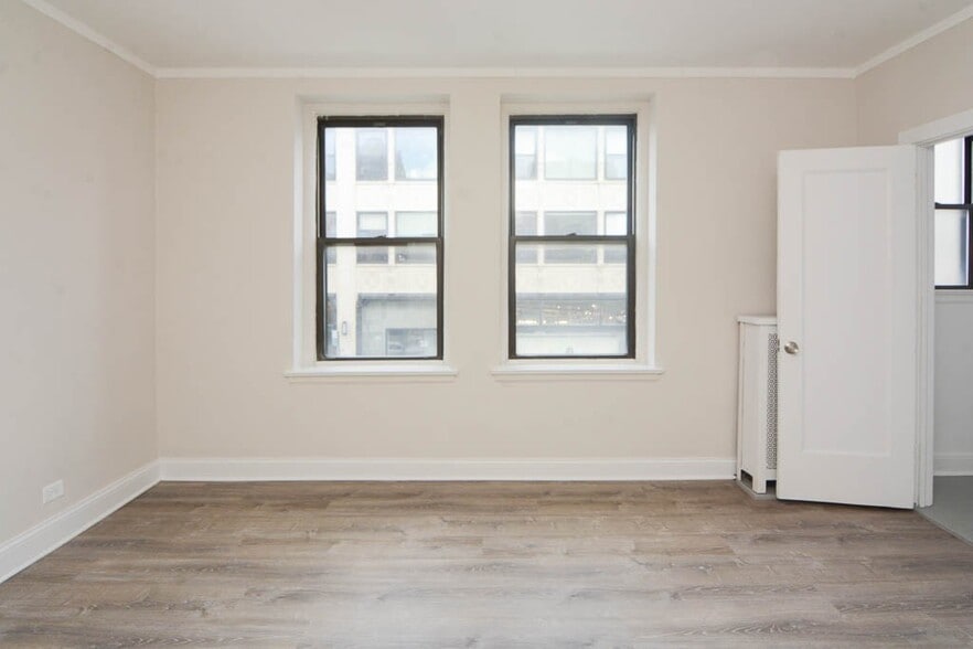 Building Photo - 3335 W Diversey Ave