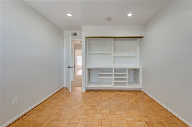 Building Photo - 407 Village Center Dr