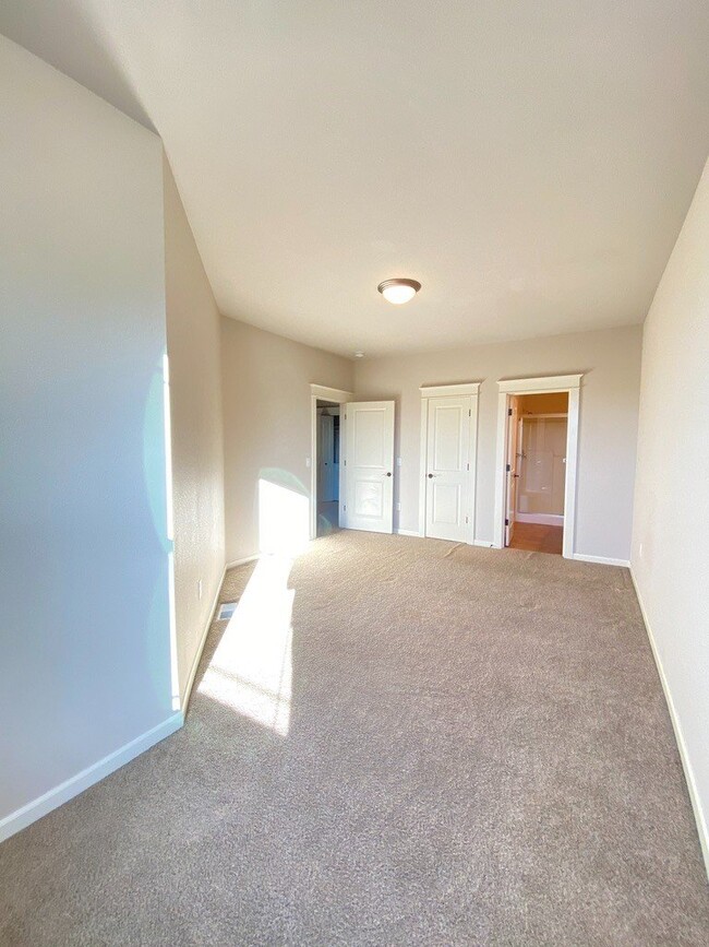 Building Photo - 2 Bed Townhome in a West Linn Community wi...