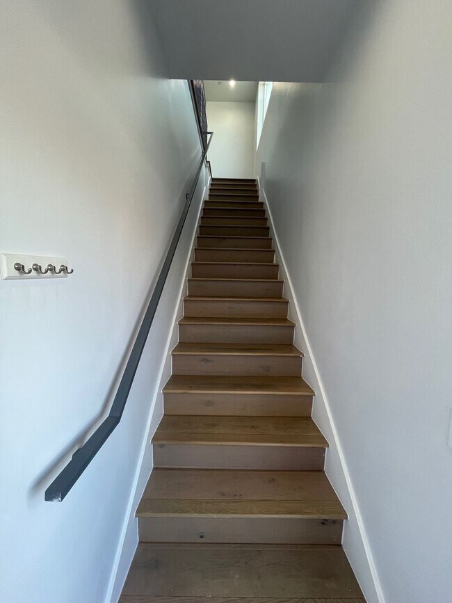 Building Photo - 2129
