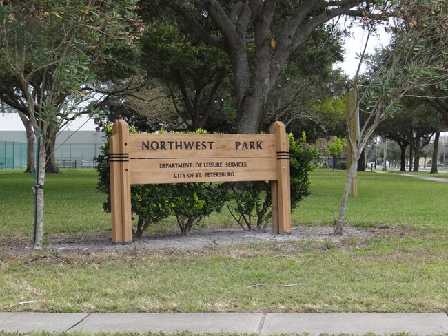 Building Photo - 3 Bedroom 2 Bath Spacious Home in Holiday Park