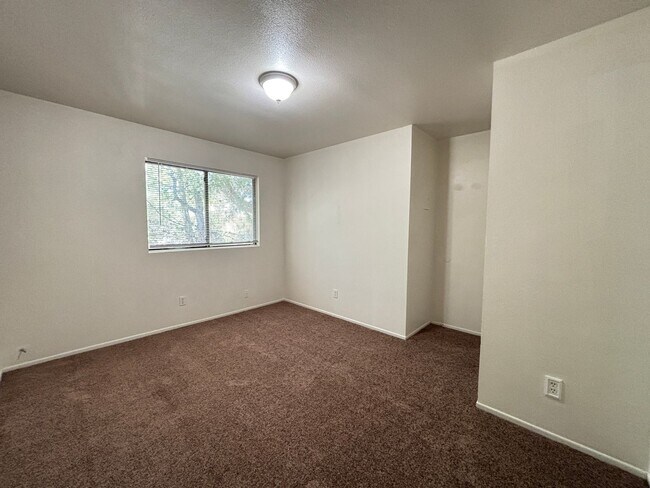 Building Photo - West Lancaster Apartment