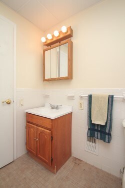 Large 2nd floor bathroom - 263 West Rittenhouse Street