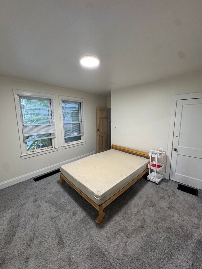 Building Photo - 4-Bedroom Near U-M with Bonus Room | Big Yard & Front Porch | On-site Laundry