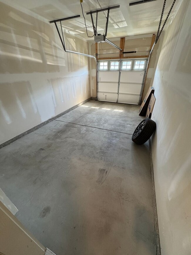 Building Photo - FOR LEASE- TOWNHOME IN LEBANON!