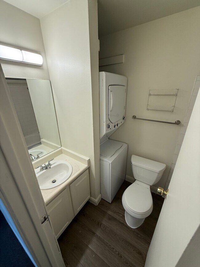 Building Photo - Spacious 3 Bedroom 2 Bathroom Condo in Eas...