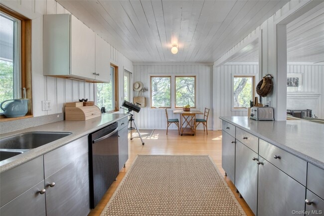 Building Photo - 2045 Lake Dr