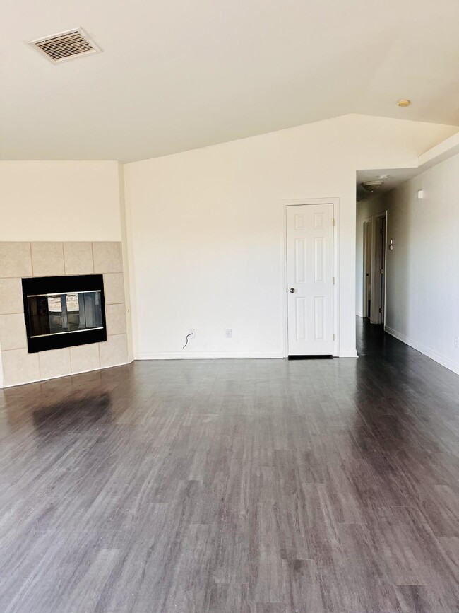 Building Photo - 4 Bedroom, 2 Bath Home with Attached Garag...