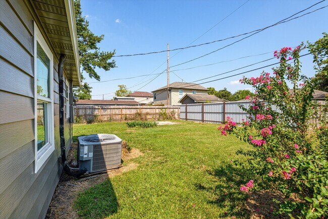 Building Photo - 6742 Feldspar St