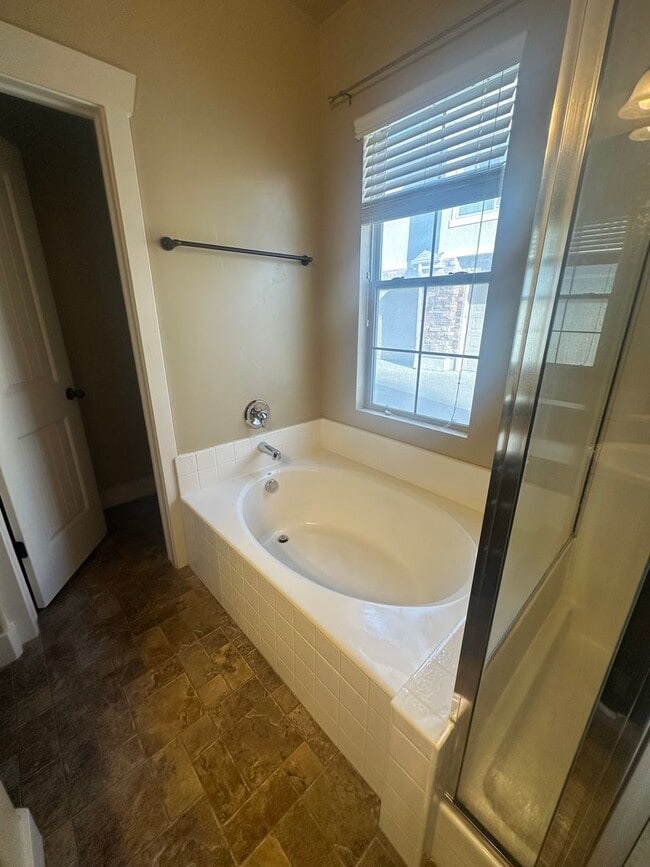 Building Photo - BEAUIFUL HOME!!!