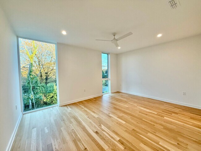 Building Photo - **OFFERING REFUNDABLE APPLICATION FEES & $300 MOVE IN PROMOTION** Beautiful 3BD, 3.5BA Downtown R...