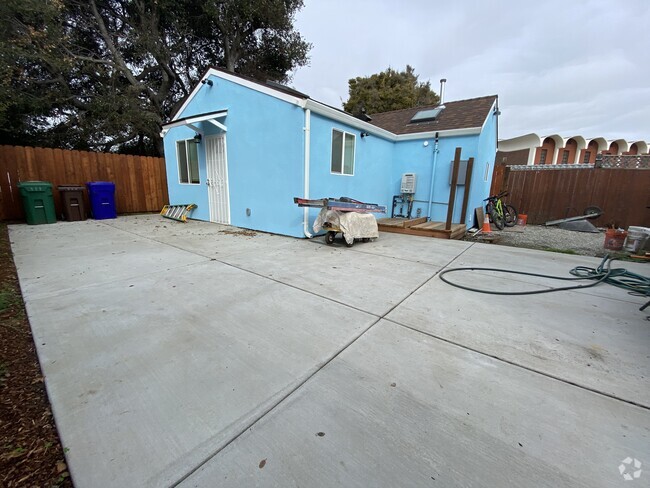 Building Photo - 239 Murdock St