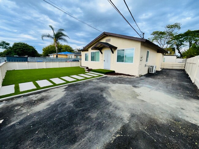 Building Photo - Remodeled 3 bedroom 2 Bath house