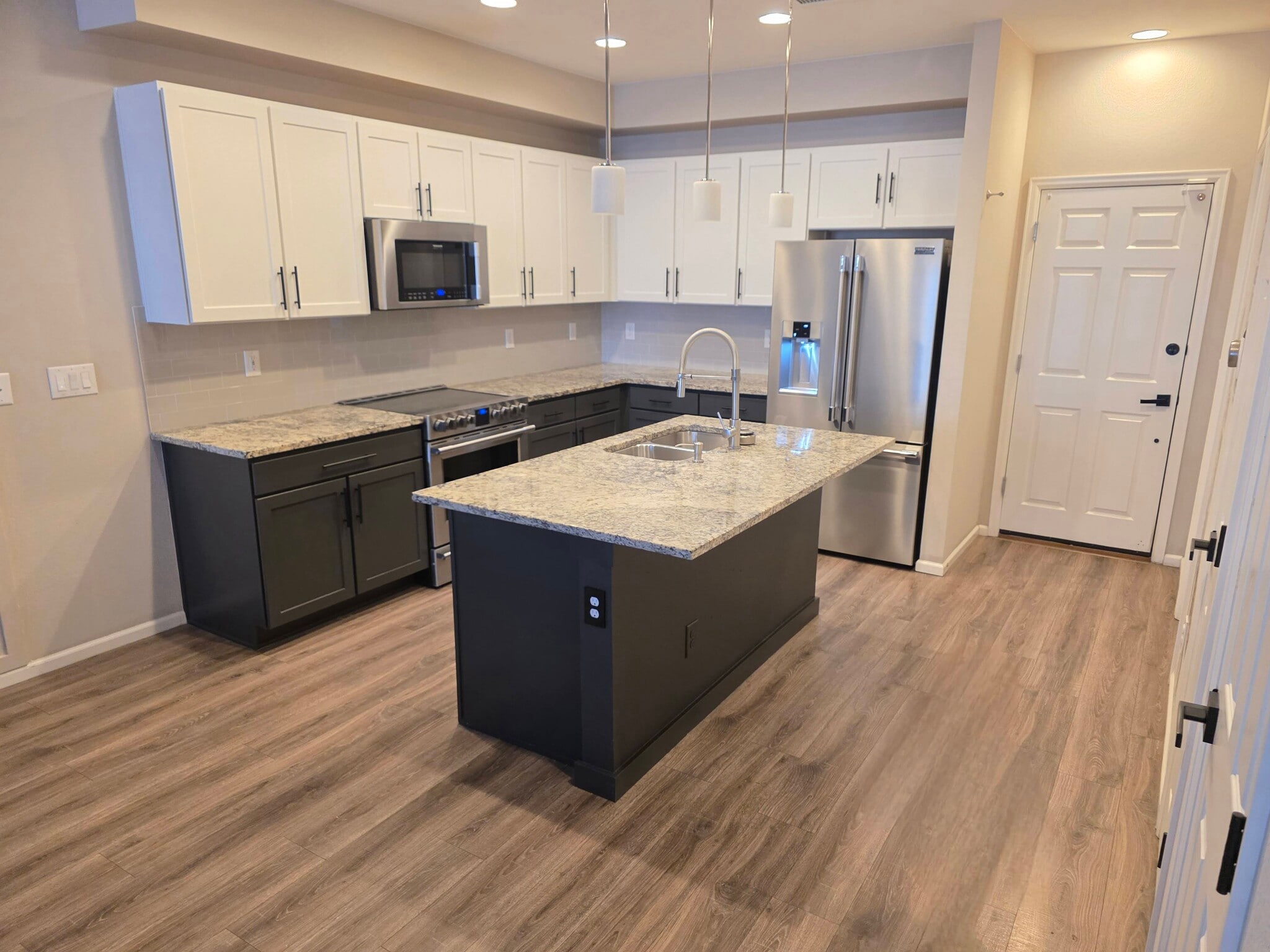 Kitchen with upgraded applicances - 16078 E Elk Dr