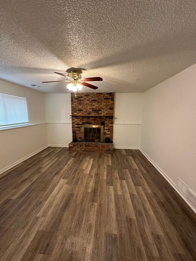 Building Photo - Fantastic 4 bdrm home avail NOW