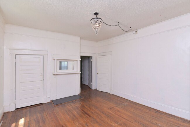 Building Photo - Charming 2 bedroom 1 bath home in Elmwood ...