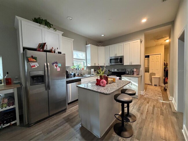 Building Photo - 2341 W Walnut St