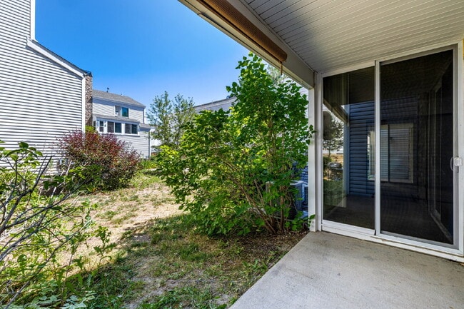 Building Photo - Updated and Stylish 1BDR/1BTH in the Eleven-One-Eleven Condominium Complex