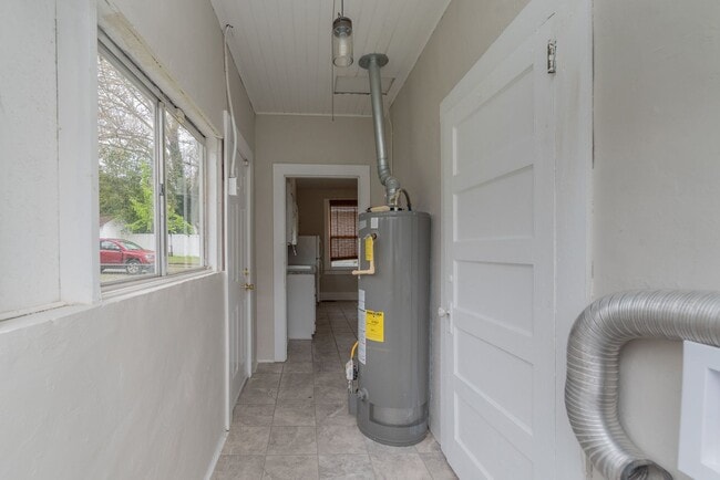 Building Photo - Spacious 2 Bedroom Cottage w/ Granite & Ha...
