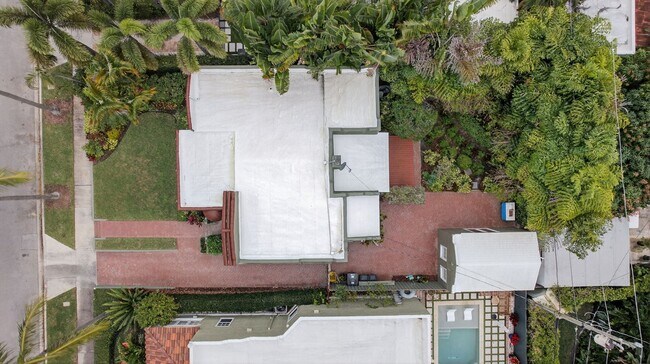 Building Photo - Historic West Palm Beach single-family home, with guest cottage!