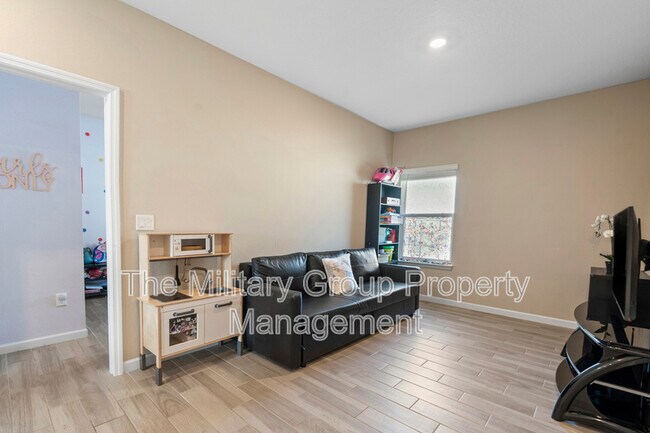 Building Photo - 383 St Vincent Dr