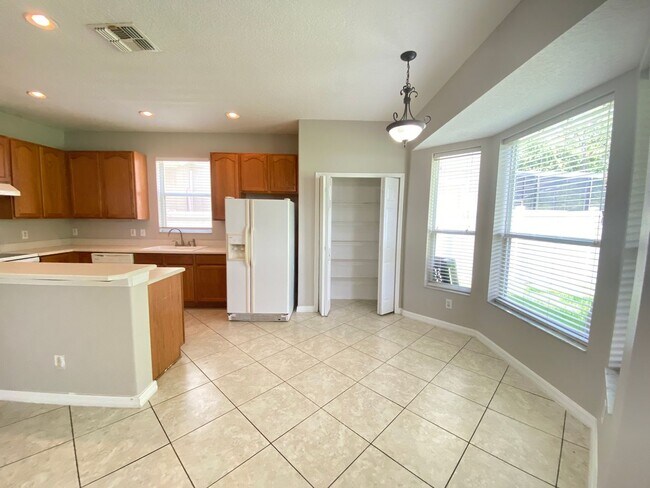 Building Photo - Spacious 4/3 Single Family Home!!