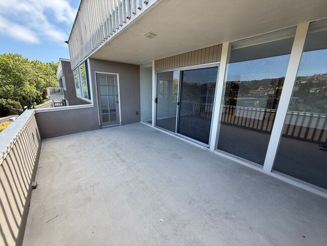 Building Photo - STUNNING, MODERN UPDATES. 2BD/1BA TIBURON ...