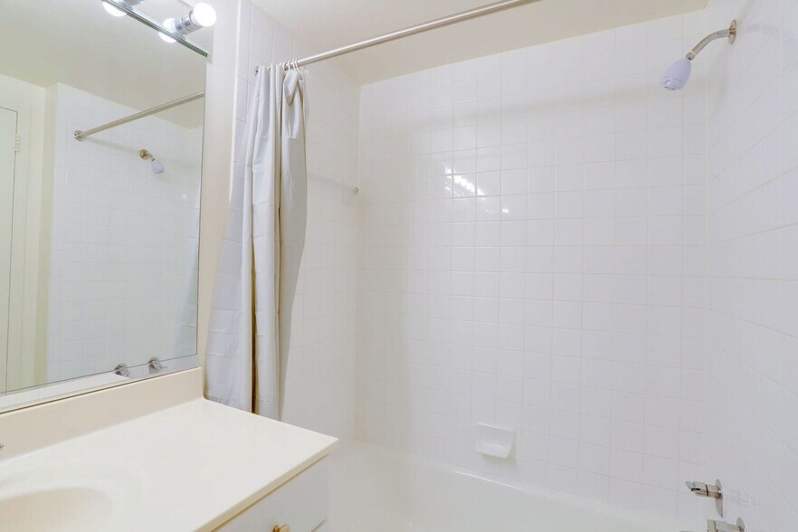 Building Photo - 1600 S Eads St