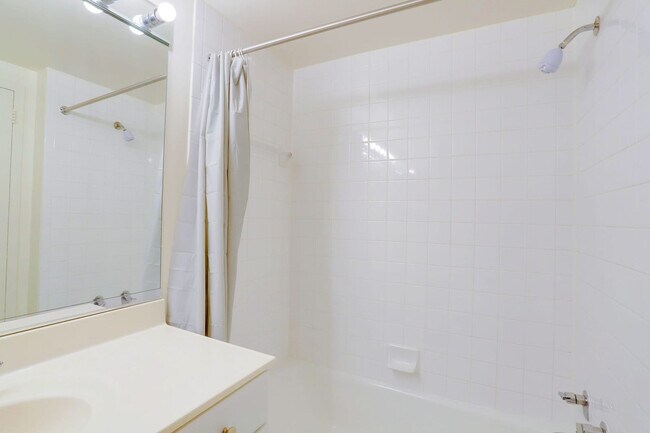 Building Photo - 1600 S Eads St