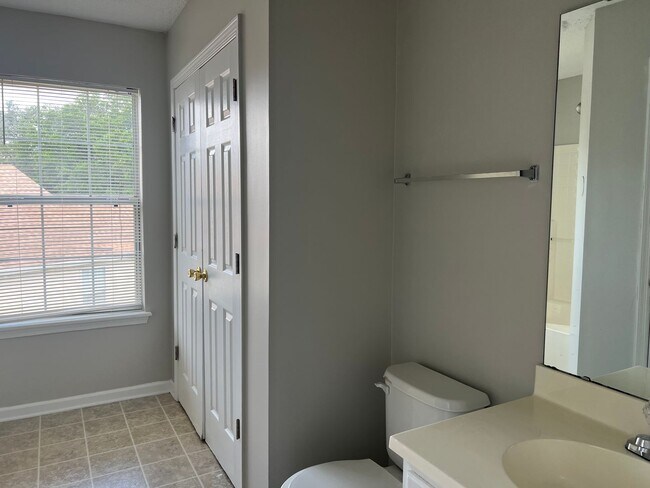 Building Photo - 5020 Sandlake Ct