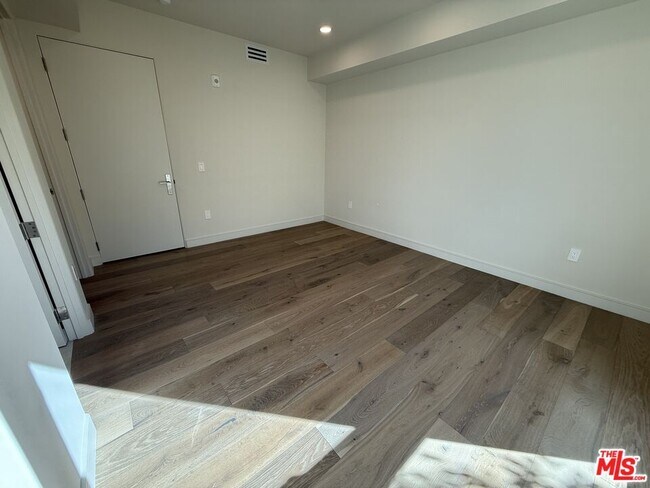 Building Photo - 505 S Barrington Ave