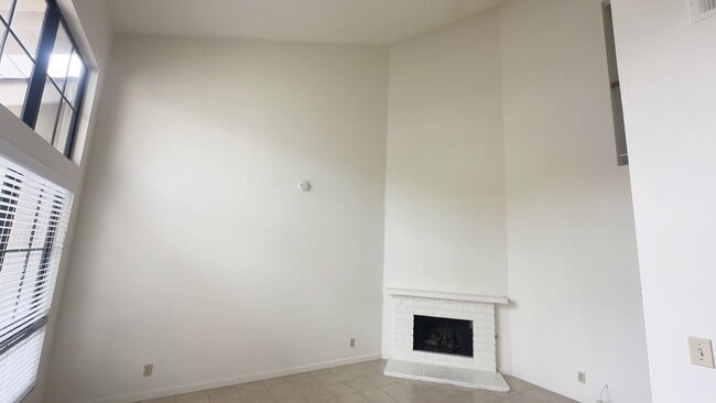 Building Photo - 2 Bdrm Condo in the Gated Saratoga Community