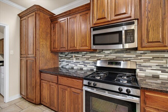 Building Photo - 6901 Anastasia Dr