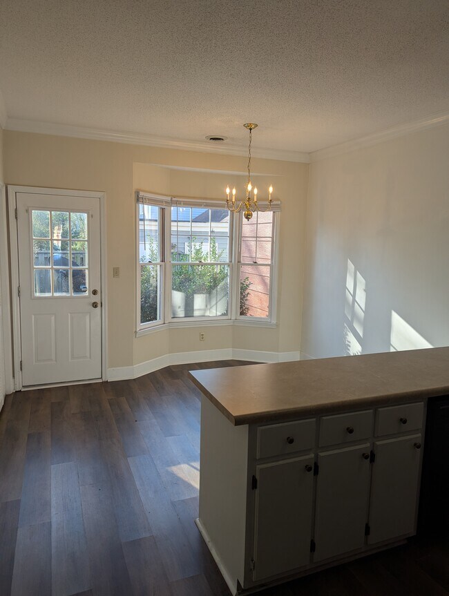 Dining area - 215 Woodburn Club Ln