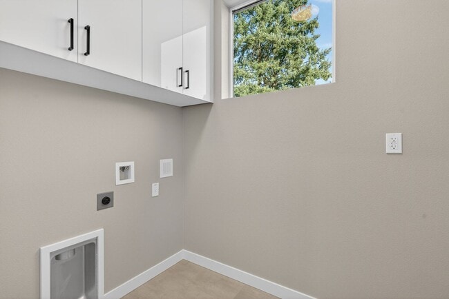 Building Photo - 15609 SE Meadowlark Ln