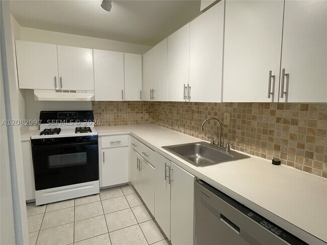 Building Photo - 6904 N Kendall Dr