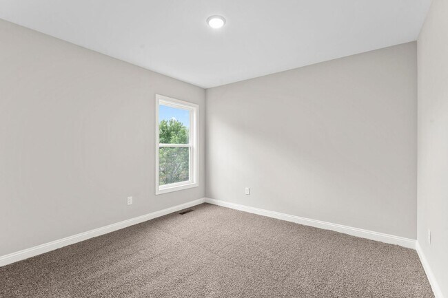 Building Photo - 453 Friendly Ave