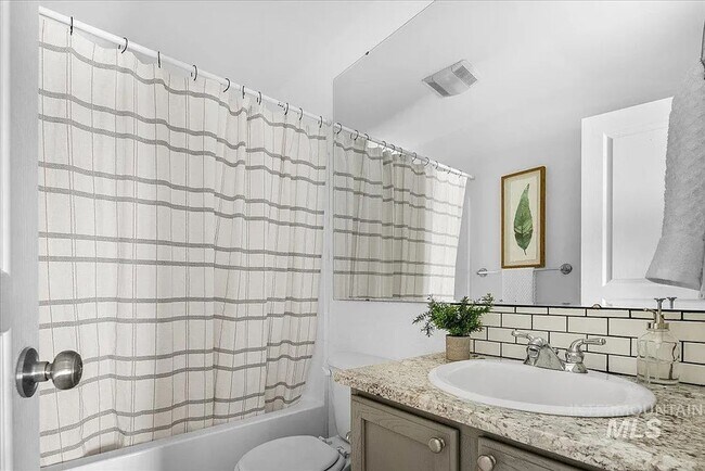 Building Photo - Charming 3 bedroom 2.5 bathroom in Desirable Area!