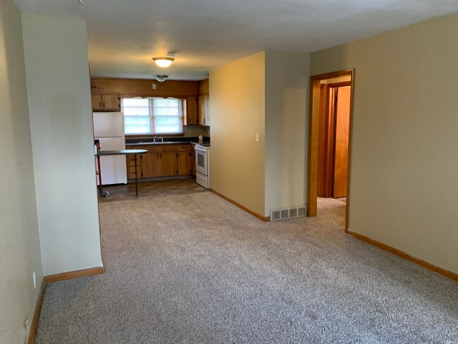 Building Photo - 2 BDRM 1 Bath in 4plex -