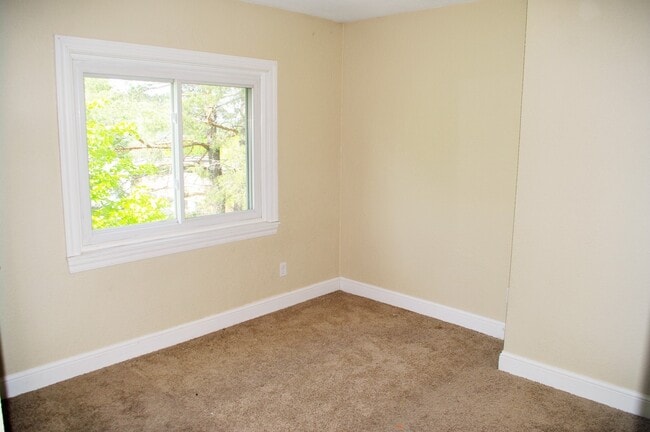 Building Photo - Charming 3 Bedroom Home Near West St. Paul!!
