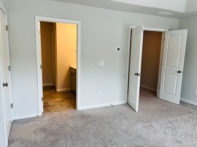 Building Photo - Stunning 3 bedroom, 3.5 bathroom townhome ...
